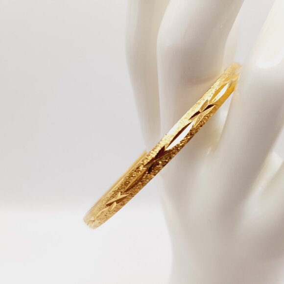 Vintage Crown Trifari Thin Etched Gold Plated Bangle - Size M - Picture 4 of 9